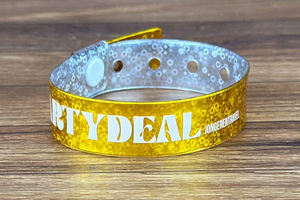 gouden polsbandjes met witte bedrukking